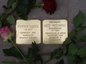 Stolperstein von Lotte Rosenwald, Jahrgang 1923, verheiratet in Berlin, Deportiert und ermordet 1942 in Auschwitz